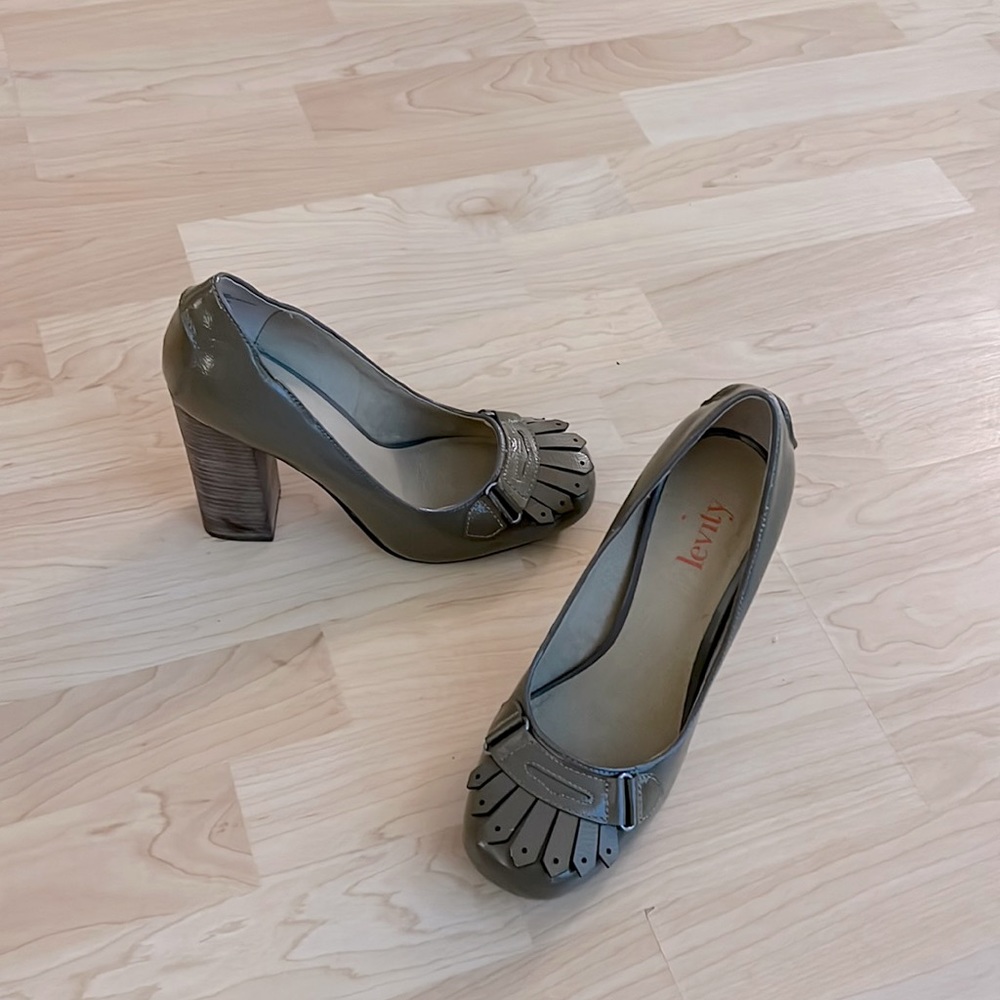 Levity Sz. 8.5 Taupe Heeled Loafer